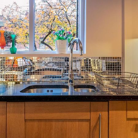 Villa Pass The Keys Colourful, Quirky Artist-Owned 3 Bed Next To Cafes Belfast Exterior foto